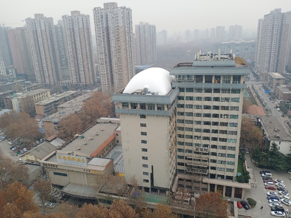 樓頂氣膜體育館是一種新型的體育場館建筑，在未來的發(fā)展中有著廣闊的前景